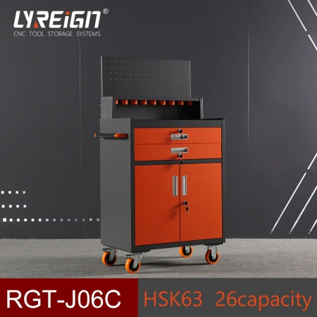 Заводской цех с тележкой для инструментов с ЧПУ с ременным замком