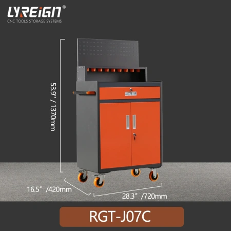 Заводской цех с тележкой для инструментов с ЧПУ с ременным замком