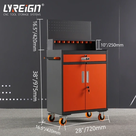 Заводской цех с тележкой для инструментов с ЧПУ с ременным замком