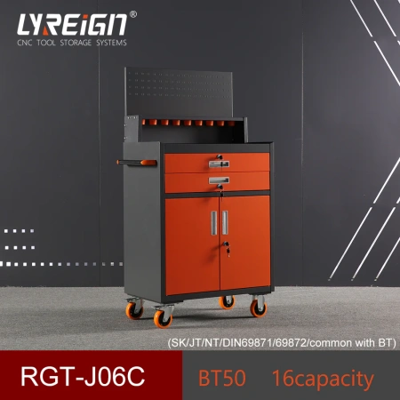 Заводской цех с тележкой для инструментов с ЧПУ с ременным замком