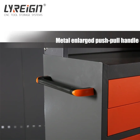 Заводской цех с тележкой для инструментов с ЧПУ с ременным замком