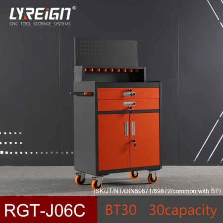 Заводской цех с тележкой для инструментов с ЧПУ с ременным замком