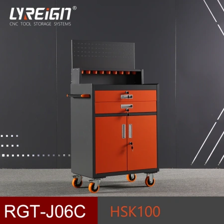 Заводской цех с тележкой для инструментов с ЧПУ с ременным замком