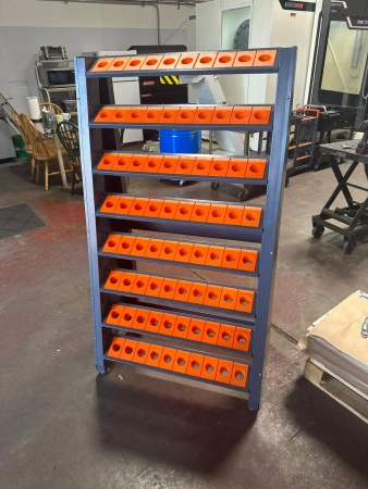 Наклонная конструкция стеллажа для инструментов с ЧПУ облегчает доступ